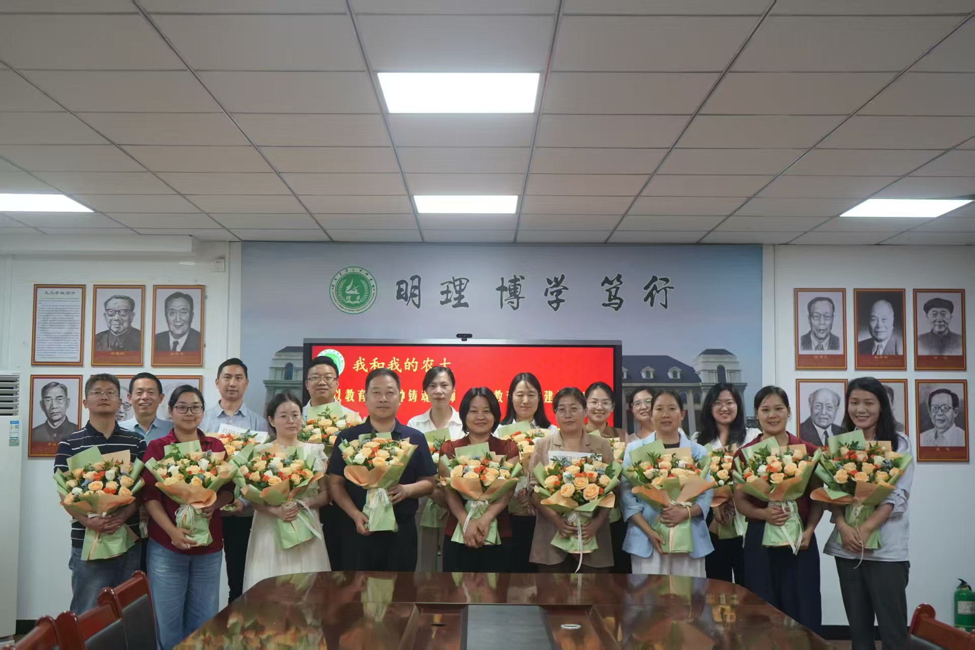 太阳城官网
举行庆祝第41个教师节座谈会